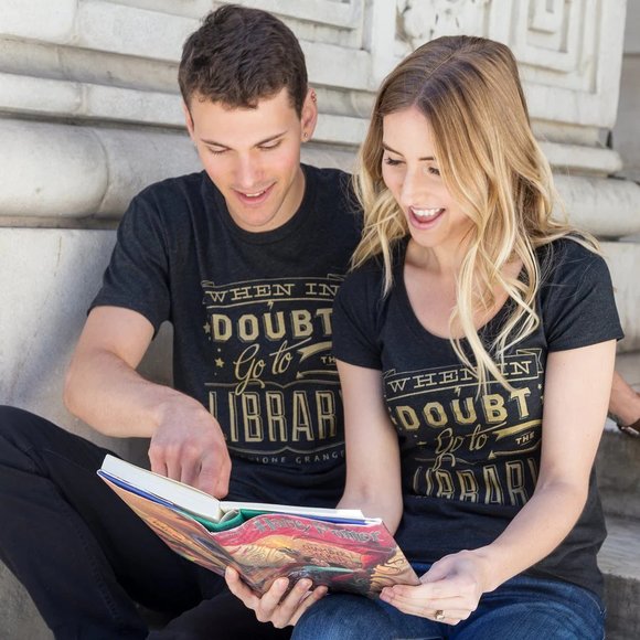 When Doubt Go To The Library - Librarian Vintage T-Shirt (size XS) - Picture 1 of 12